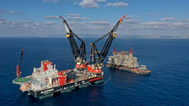 The largest crane vessel in the world will arrive in Rotterdam