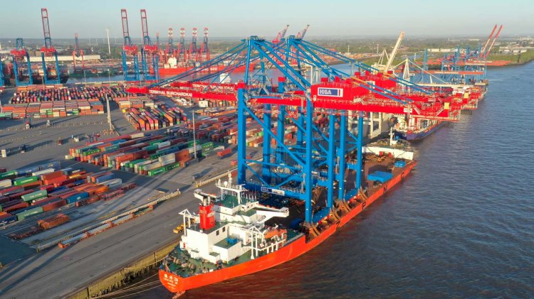 HHLA provides mega-ship berth for the Port of Hamburg