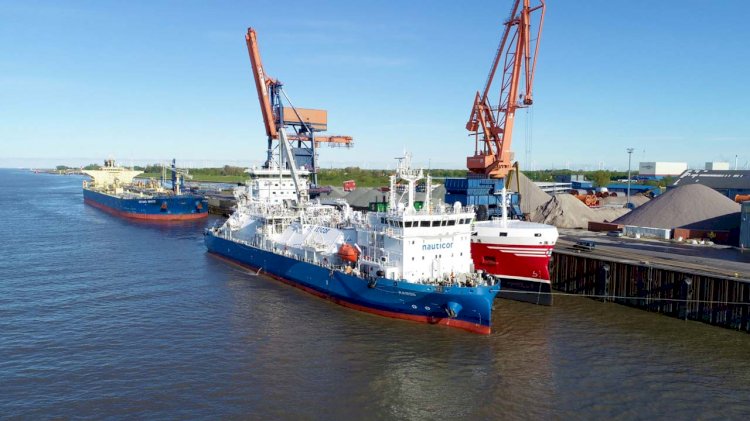 First STS LNG bunkering operation for a product tanker in Germany