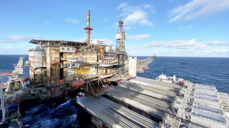 Allseas removes another ageing North Sea giant