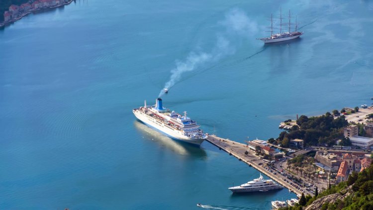 Low carbon transport at sea: ferries voyage optimization in the Adriatic