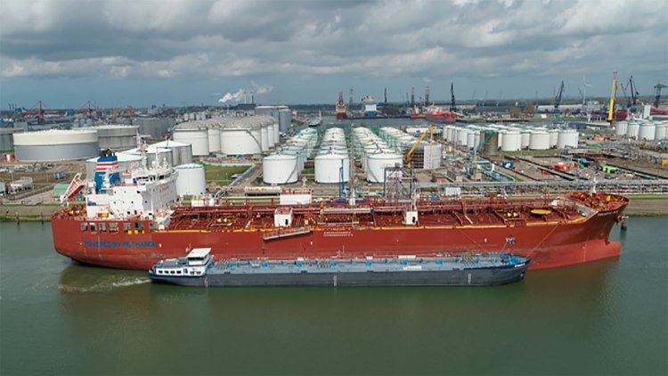 Takaroa Sun conducts world's first barge-to-ship methanol bunkering