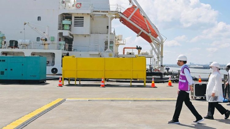 Kalimantan’s biggest container terminal begins operations