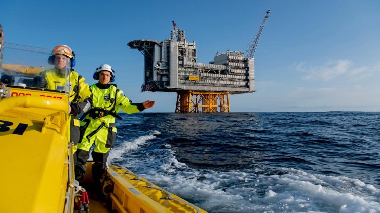 Edvard Grieg and Ivar Aasen runs on power from shore