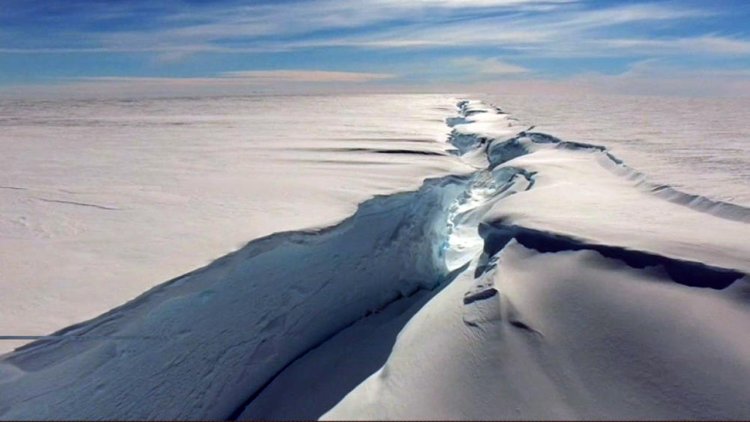 Brunt Ice Shelf in Antarctica calves giant iceberg