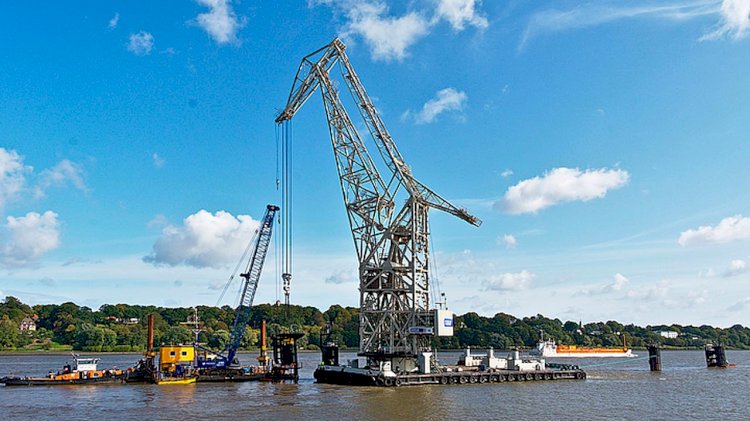 HHLA's floating cranes works on the river Elbe