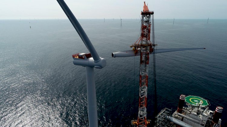 Final wind turbine installed on the offshore wind farm Hornsea 1